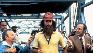 Tom Hanks w scenie z filmu "Forrest Gump"