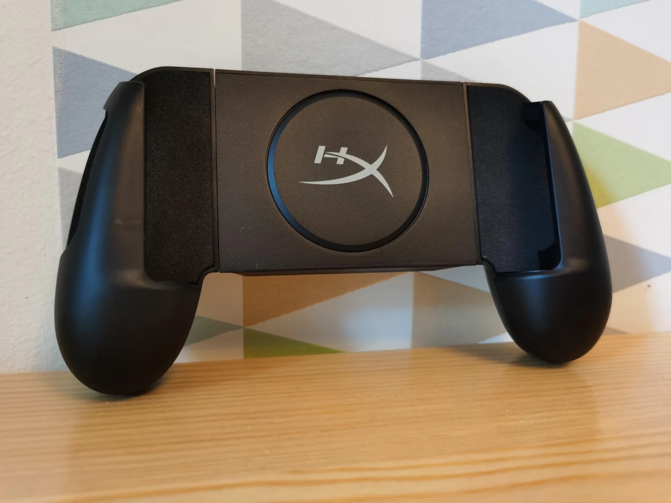 Wspominany wymienny akumulator jest mocowany na magnes i ładuje telefon – przez port USB lub bezprzewodowo. Bezprzewodowa ładowarka ma certyfikat Qi (5W), skorzystają z niej tylko smartfony wspierające Qi charging. Pojemność akumulatora wynosi 3000 mAh. Po jego odczepieniu możemy korzystać z niego jak z zwykłego powerbanku. Wspominany wymienny akumulator jest mocowany na magnes i ładuje telefon – przez port USB lub bezprzewodowo. Bezprzewodowa ładowarka ma certyfikat Qi (5W), skorzystają z niej tylko smartfony wspierające Qi charging. Pojemność akumulatora wynosi 3000 mAh. Po jego odczepieniu możemy korzystać z niego jak z zwykłego powerbanku.