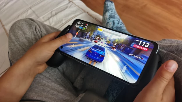 "Mobile gaming" to jeden z największych segmentów branży elektronicznej rozgrywki. Dla wielu osób granie na ekranie smartfona to norma. Ale nawet bardziej wytrawni mobilni gracze wiedzą, że niektóre gry przy dłuższej sesji przestają być komfortowe dla naszych dłoni. Dodatkowo, grania rozładowuje akumulator telefonu. Odpowiedzią na takie problemy mają być HyperX ChargePlay Clutch.