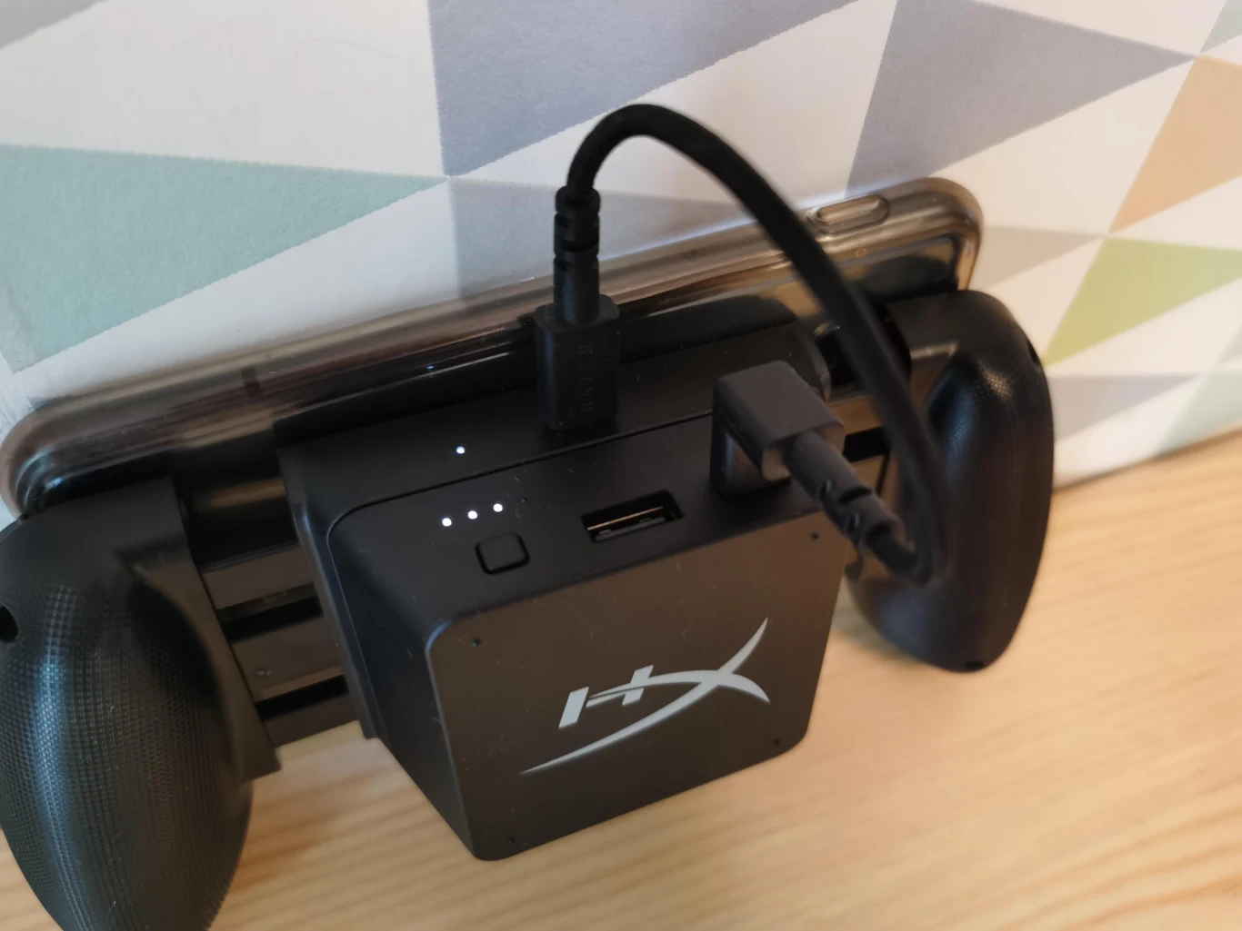 ChargePlay Clutch ze stajni HyperX można polecić tym, który spędzają dużo czasu grając na smartfonach albo mają problem z graniem mobile. Kto wie, może w ten sposób przekonają się do tego typu formy rozrywki. ChargePlay Clutch ze stajni HyperX można polecić tym, który spędzają dużo czasu grając na smartfonach albo mają problem z graniem mobile. Kto wie, może w ten sposób przekonają się do tego typu formy rozrywki.