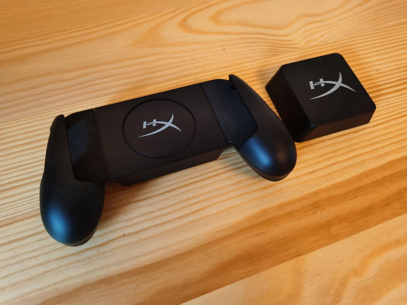 HyperX ChargePlay Clutch obsługuje telefony o długości od 129 mm do 172 mm. Jak działa urządzenie? Rozciągamy boczne uchwyty (gripy), a w środku umieszczamy nasz smartfon. Z tyłu znajdziemy modułową ładowarkę (akumulator) – możemy ją w dowolnym momencie odczepić. Waga urządzenia bez baterii wynosi 129 g, a z baterią – 233 g. Wymiary urządzenia to: Długość: 175,7 mm; Szerokość: 100 mm; Wysokość: 59 mm. HyperX ChargePlay Clutch obsługuje telefony o długości od 129 mm do 172 mm. Jak działa urządzenie? Rozciągamy boczne uchwyty (gripy), a w środku umieszczamy nasz smartfon. Z tyłu znajdziemy modułową ładowarkę (akumulator) – możemy ją w dowolnym momencie odczepić. Waga urządzenia bez baterii wynosi 129 g, a z baterią – 233 g. Wymiary urządzenia to: Długość: 175,7 mm; Szerokość: 100 mm; Wysokość: 59 mm.