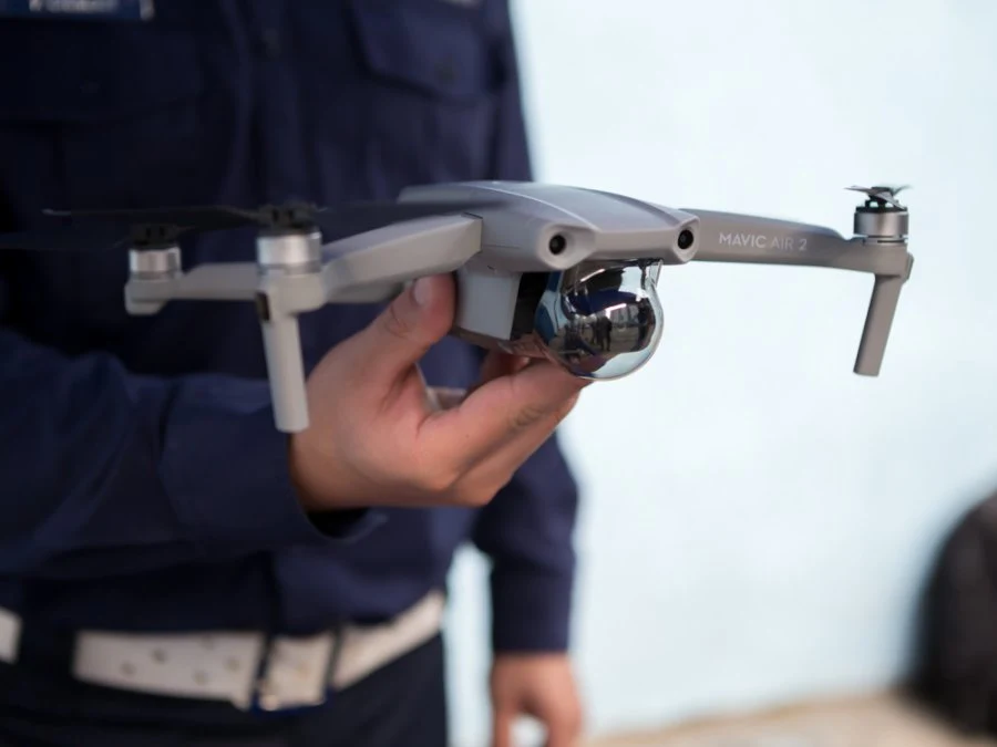 Koszt zakupu jednego drona DJI Mavic Air 2, to w zależności od wersji 4-5 tys. zł. Policja kupiła ich 18.