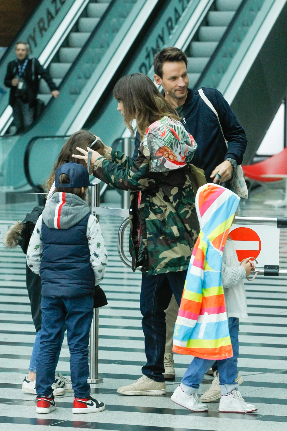 Tomasz Wolny z dziećmi i żoną