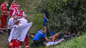 Służby medyczne udzielają pomocy rannej Chloe Dygert