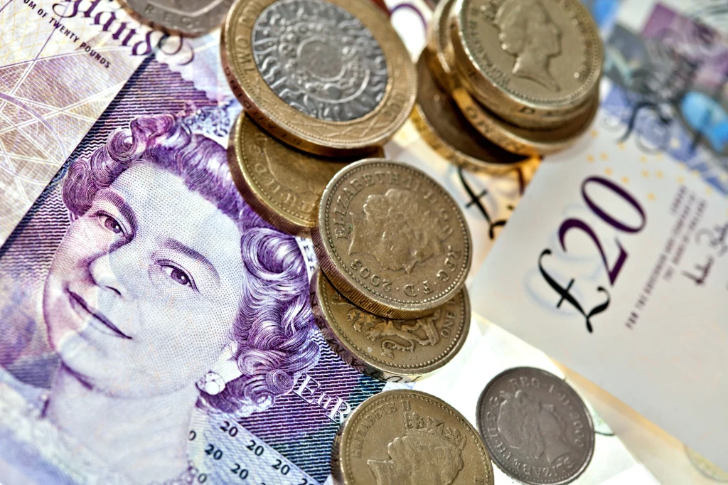 Brytyjska gospodarka się kurczy, a notowania funta stają się coraz bardziej neurotyczne