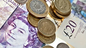 Brytyjska gospodarka się kurczy, a notowania funta stają się coraz bardziej neurotyczne