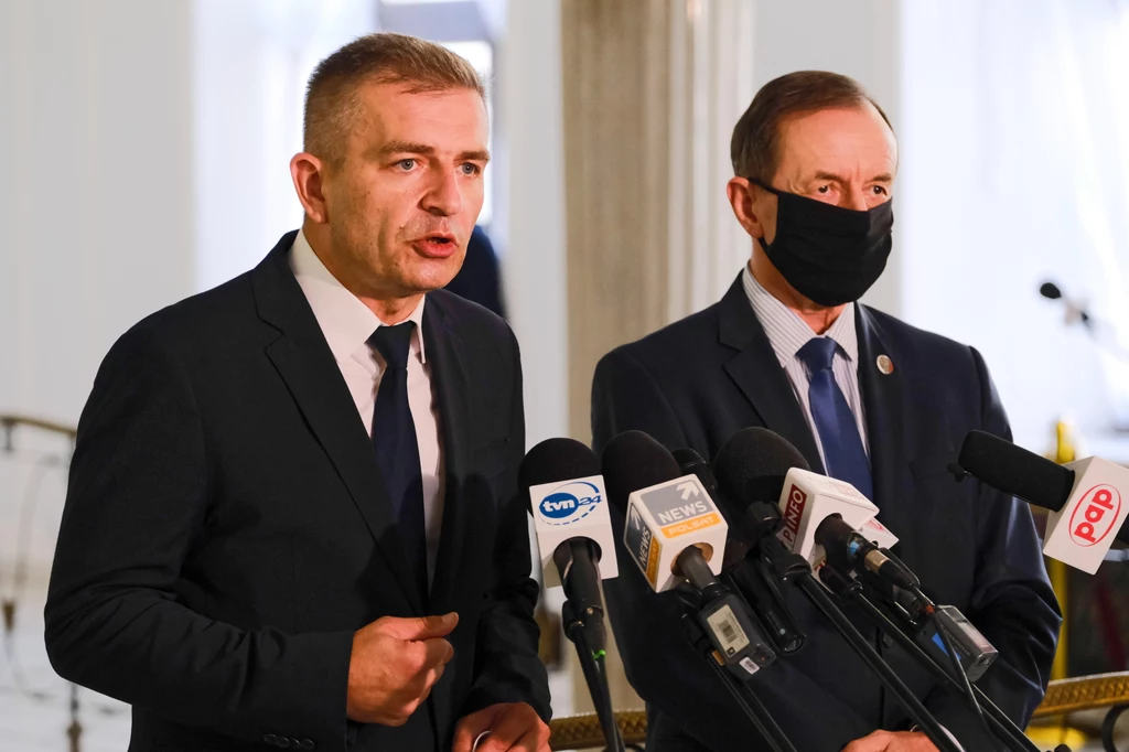 Marszałek Senatu Tomasz Grodzki i poseł Bartosz Arłukowicz podczas konferencji prasowej w Sejmie Marszałek Senatu Tomasz Grodzki i poseł Bartosz Arłukowicz podczas konferencji prasowej w Sejmie
