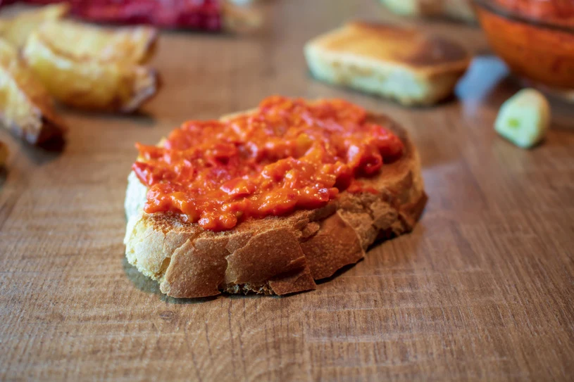 Jeśli mamy w domu ajwar, to możemy wykorzystać go na wiele sposobów Jeśli mamy w domu ajwar, to możemy wykorzystać go na wiele sposobów