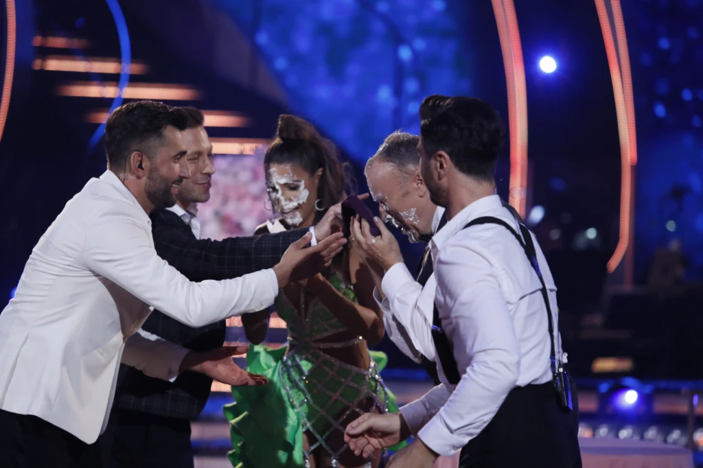 Lenka i Bogdan zakończyli taniec z twarzami ubrudzonymi kremem z tortu. To się nazywa poświęcenie!  Lenka i Bogdan zakończyli taniec z twarzami ubrudzonymi kremem z tortu. To się nazywa poświęcenie!