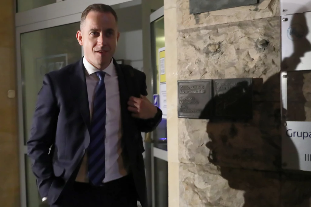 Poseł PO Cezary Tomczyk (C) po spotkaniu władz Platformy Obywatelskiej Poseł PO Cezary Tomczyk (C) po spotkaniu władz Platformy Obywatelskiej