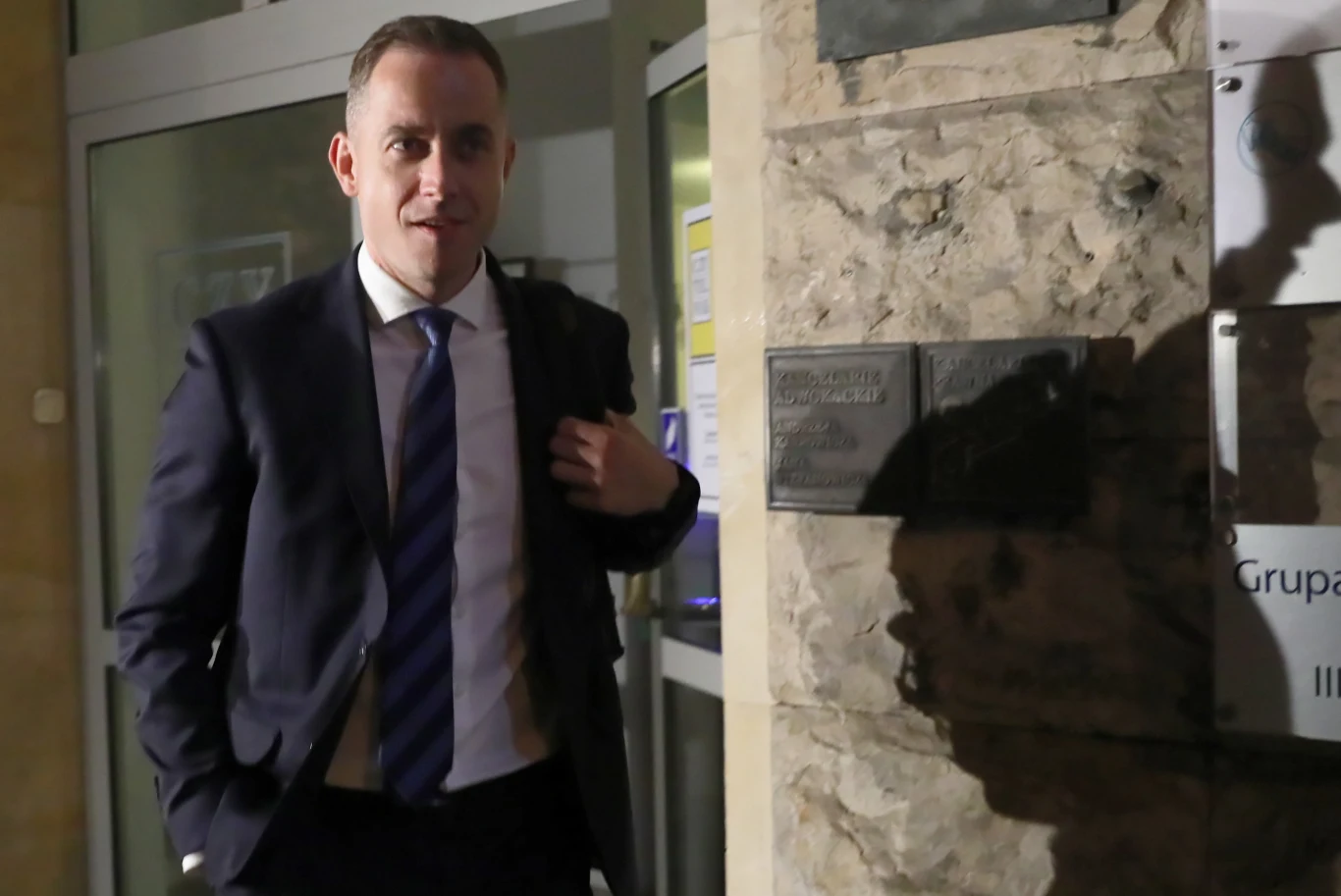 Poseł PO Cezary Tomczyk (C) po spotkaniu władz Platformy Obywatelskiej Poseł PO Cezary Tomczyk (C) po spotkaniu władz Platformy Obywatelskiej