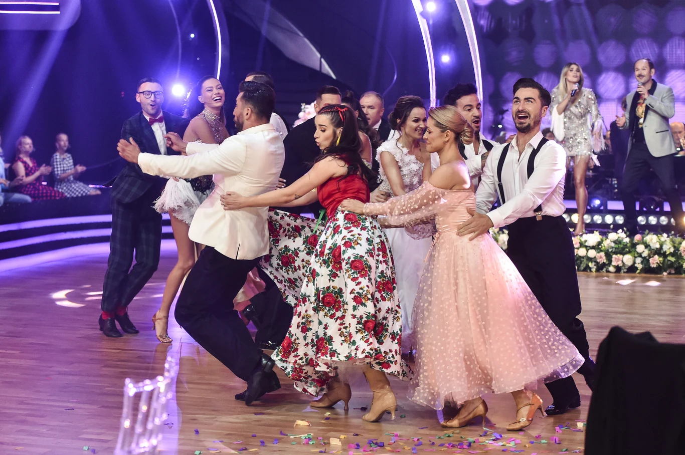 Uczestnicy "Tańca..." na parkiecie Uczestnicy "Tańca..." na parkiecie