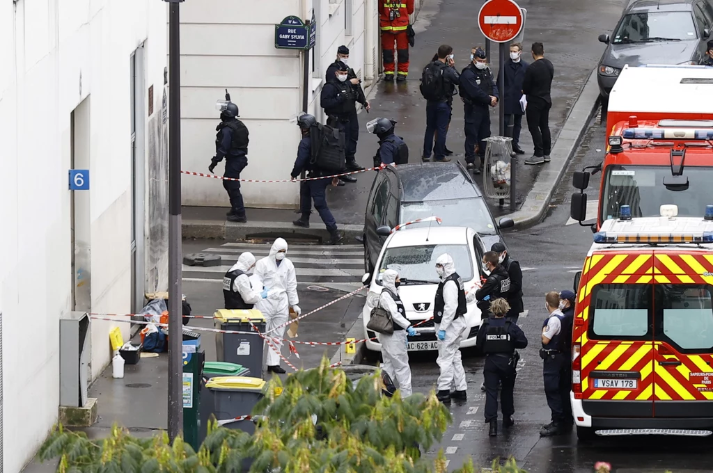 Miejsce ataku na dwójkę dziennikarzy przed budynkiem tygodnika "Charlie Hebdo" w Paryżu Miejsce ataku na dwójkę dziennikarzy przed budynkiem tygodnika "Charlie Hebdo" w Paryżu