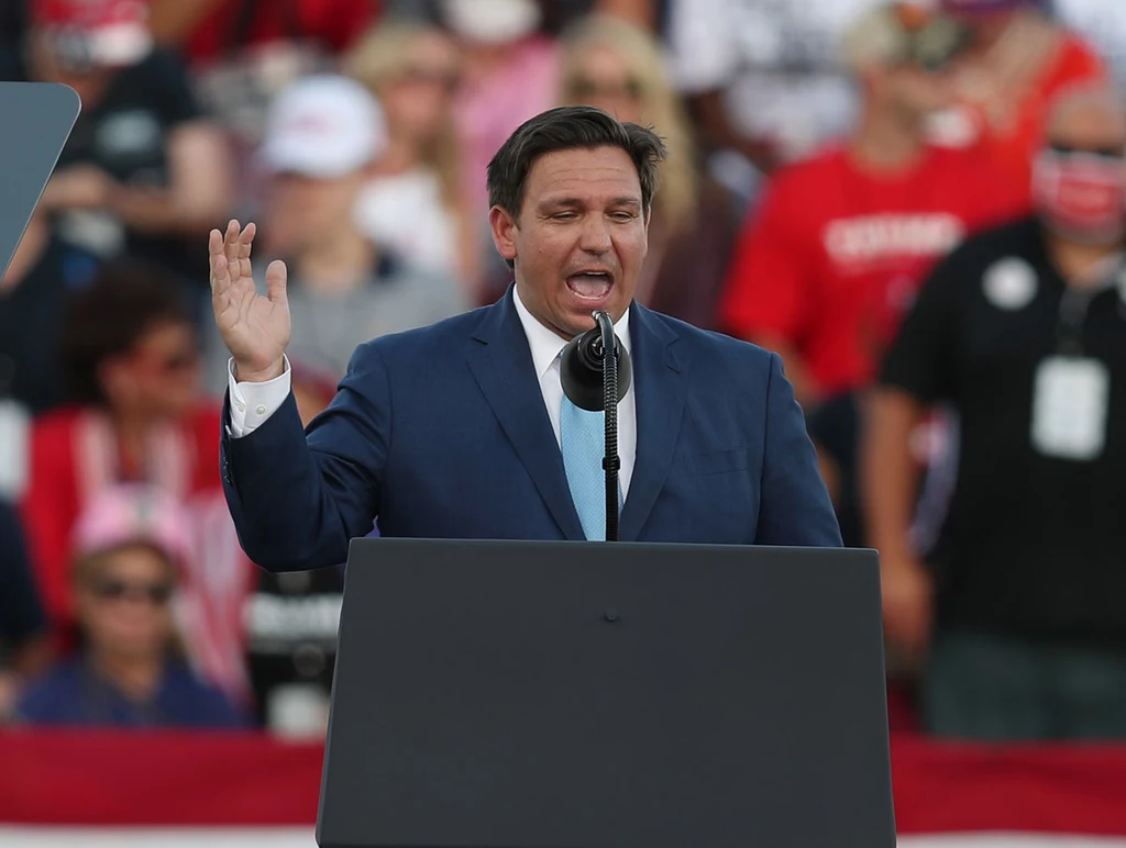 Gubernator Ron DeSantis zakazał władzom lokalnym zamykania firm lub nakładania restrykcji Gubernator Ron DeSantis zakazał władzom lokalnym zamykania firm lub nakładania restrykcji