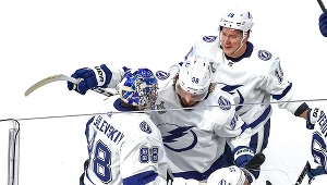 Andriej Wasilevski #88, Michaił Sergaczow #98 i Ondrzej Palat #18 fetują triumf Tampy