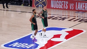 Jayson Tatum i Daniel Theis z Boston Celtics