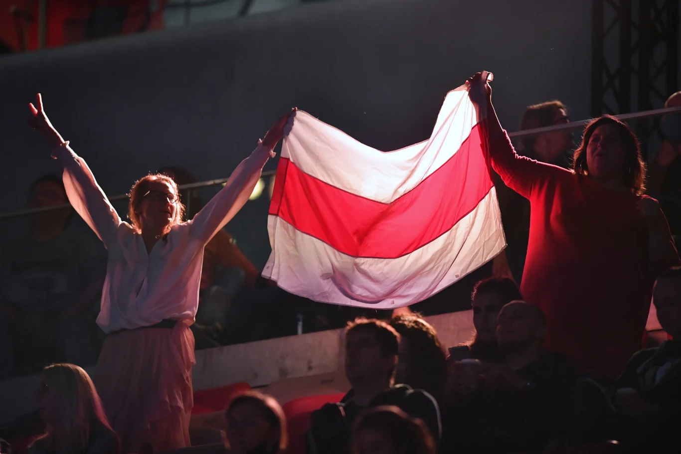 Uczestnicy koncertu z historyczną flagą Białorusi