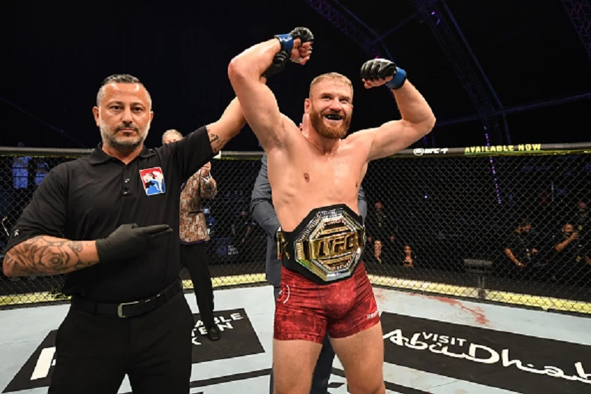 Jan Błachowicz świętuje zdobycie mistrzostwa UFC Jan Błachowicz świętuje zdobycie mistrzostwa UFC