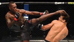 Israel Adesanya (z lewej) obronił tytuł mistrza UFC w wadze średniej