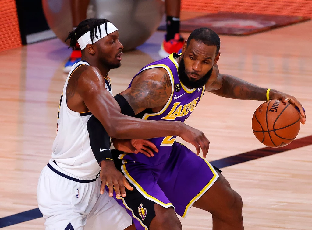 LeBron James (z prawej) LeBron James (z prawej)
