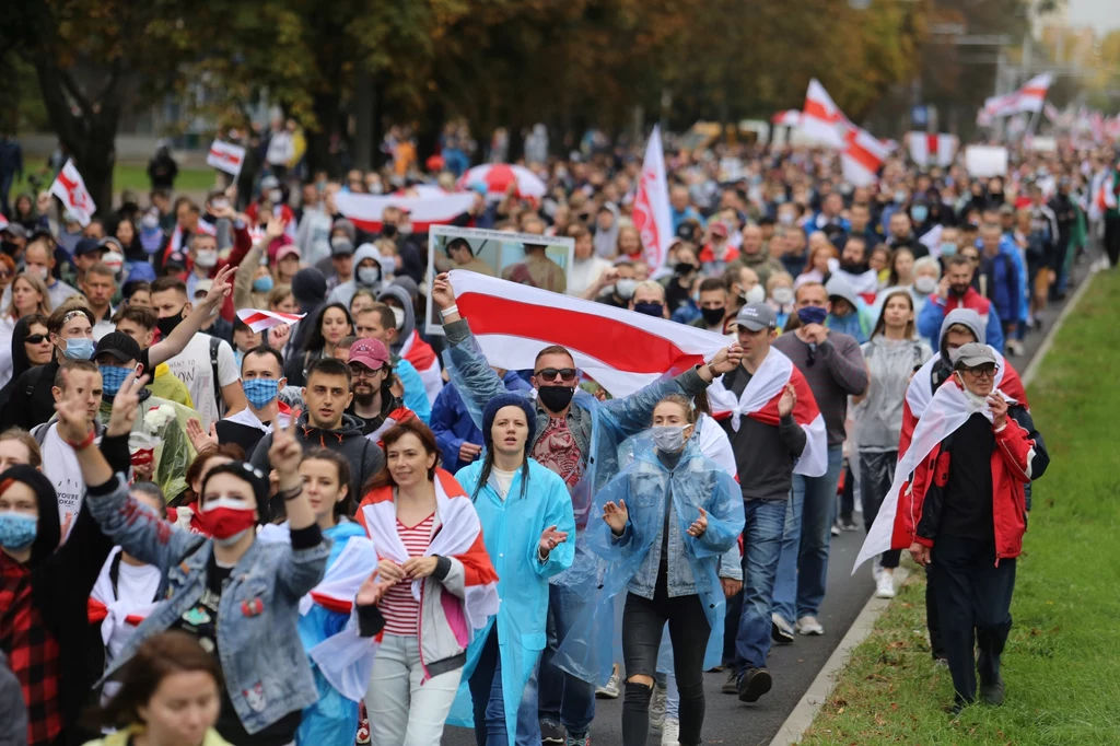 Demonstracje trwają również w innych miejscowościach i tam, podobnie jak w stolicy, milicja przeprowadziła zatrzymania. Euroradio opublikowało w komunikatorze Telegram zdjęcia z Homla, na których widać, jak funkcjonariusze rozpylają gaz na protestujących, a jeden z funkcjonariuszy strzela w powietrze. Świadkowie mówią też o odgłosach wystrzałów. Radio Swaboda napisało, że w Mohylewie użyto granatów hukowych. Na zdjęciu: Protesty w Mińsku, 27 września 2020 Demonstracje trwają również w innych miejscowościach i tam, podobnie jak w stolicy, milicja przeprowadziła zatrzymania. Euroradio opublikowało w komunikatorze Telegram zdjęcia z Homla, na których widać, jak funkcjonariusze rozpylają gaz na protestujących, a jeden z funkcjonariuszy strzela w powietrze. Świadkowie mówią też o odgłosach wystrzałów. Radio Swaboda napisało, że w Mohylewie użyto granatów hukowych. Na zdjęciu: Protesty w Mińsku, 27 września 2020