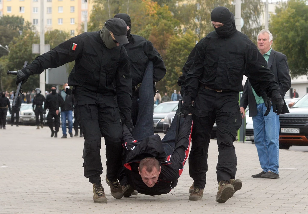 Milicja zatrzymywała uczestników w różnych miejscach miasta. Dochodzi też do zatrzymań w czasie trwania protestu. Na zdjęciu: Zatrzymanie protestującego w Mińsku, 27 września 2020 Milicja zatrzymywała uczestników w różnych miejscach miasta. Dochodzi też do zatrzymań w czasie trwania protestu. Na zdjęciu: Zatrzymanie protestującego w Mińsku, 27 września 2020
