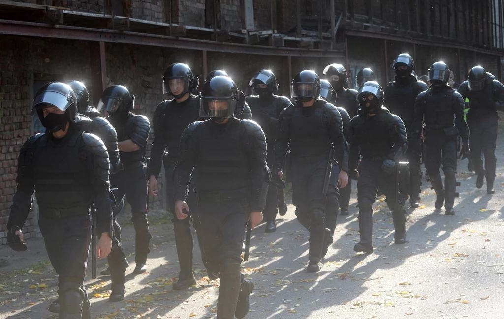 Do brutalnych zatrzymań doszło też w Grodnie. Oprócz uczestników protestu zatrzymano tam też przynajmniej dwie dziennikarki – poinformowała telewizja Biełsat. Protesty odbywają się również w innych miejscowościach, m.in. w Brześciu i Witebsku. Tam również są zatrzymani. Na liście centrum praw człowieka Wiasna jest już ponad 50 osób zatrzymanych w różnych miejscowościach, najwięcej w Mińsku. Na zdjęciu: Białoruska milicja Do brutalnych zatrzymań doszło też w Grodnie. Oprócz uczestników protestu zatrzymano tam też przynajmniej dwie dziennikarki – poinformowała telewizja Biełsat. Protesty odbywają się również w innych miejscowościach, m.in. w Brześciu i Witebsku. Tam również są zatrzymani. Na liście centrum praw człowieka Wiasna jest już ponad 50 osób zatrzymanych w różnych miejscowościach, najwięcej w Mińsku. Na zdjęciu: Białoruska milicja