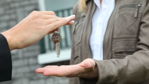 ​Ponad połowę mieszkań dla najważniejszych osób w państwie zajmują ci, którym one nie przysługują