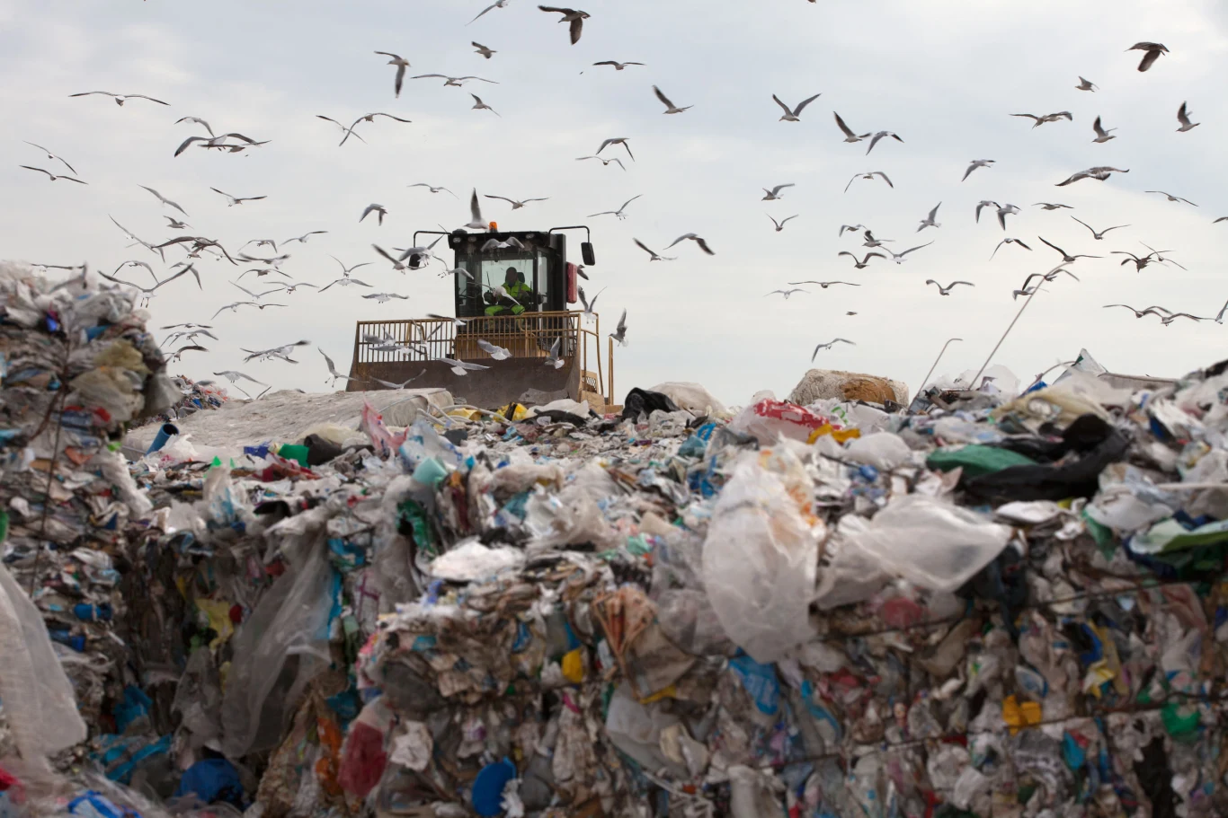 Śmieci będzie przybywać, a biedniejsze powiaty powoli stają się śmietnikami dużych metropolii. 
