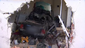 Samochód wybił się na krawężniku, przeleciał przez barierki i przez okno wpadł do budynku wielorodzinnego