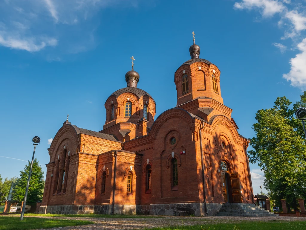 Cerkiew św. Mikołaja. Jest najokazalszym budynkiem w Białowieży. Po jej zbudowaniu pod koniec XIX wieku musiała być najokazalsza, bo tutaj modliła się carska rodzina. Zajrzyjcie koniecznie do środka, by podziwiać jedyny w Polsce ceramiczny ikonostas. Cerkiew św. Mikołaja. Jest najokazalszym budynkiem w Białowieży. Po jej zbudowaniu pod koniec XIX wieku musiała być najokazalsza, bo tutaj modliła się carska rodzina. Zajrzyjcie koniecznie do środka, by podziwiać jedyny w Polsce ceramiczny ikonostas.