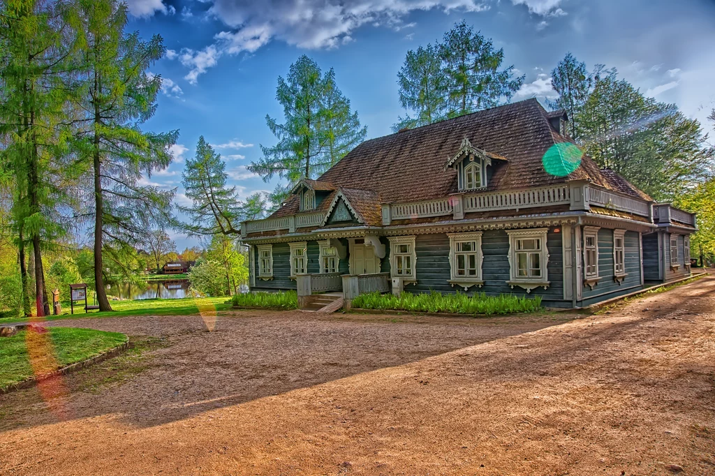 Perły architektury drewnianej. Cały region jest pełen urokliwych budowli. Oprócz Dworku Gubernatora w sercu Białowieży (zdj.) polecamy zwiedzenie pobliskiego, wspaniałego Skansenu Architektury Drewnianej Ludności Ruskiej Podlasia. Źródło: Tele Tydzień Perły architektury drewnianej. Cały region jest pełen urokliwych budowli. Oprócz Dworku Gubernatora w sercu Białowieży (zdj.) polecamy zwiedzenie pobliskiego, wspaniałego Skansenu Architektury Drewnianej Ludności Ruskiej Podlasia. Źródło: Tele Tydzień
