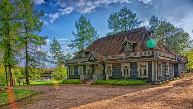 Perły architektury drewnianej. Cały region jest pełen urokliwych budowli. Oprócz Dworku Gubernatora w sercu Białowieży (zdj.) polecamy zwiedzenie pobliskiego, wspaniałego Skansenu Architektury Drewnianej Ludności Ruskiej Podlasia. 
Źródło: Tele Tydzień