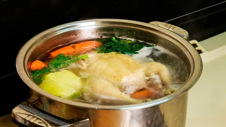 Z pewną przyprawą nie należy przesadzać. Inaczej rosół wyjdzie mętny. 