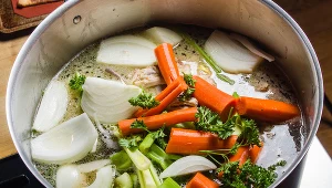Rosół szybko się psuje? Następnym razem zrób to przed włożeniem go do lodówki 