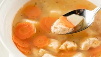 W Stanach tzw. chicken soup with noodles (ang. zupa z kurczakiem i makaronem) jest szczególnie popularna wśród dbające o linię osoby, celebrytów, dietetyków i trenerów fitness. Wiele knajp sprzedaje go niczym kawę – w papierowych kubkach na wynos. 

Specjalizujące się w przygotowywaniu rosołu restauracje tworzą różne wariacje na temat tej zupy. Do bulionu dodawane są listki curry, ryż, kasza jaglana czy jęczmienna. 

Który rosół jest dla was numerem jeden?