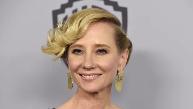 Anne Heche to amerykańska aktorka i producentka filmowa, która w tym roku skończyła 51 lat. Widzowie mogą kojarzyć ją m.in. z ról w takich produkcjach jak: "Wulkan", "Podwójne życie" czy "Pokolenie P". 