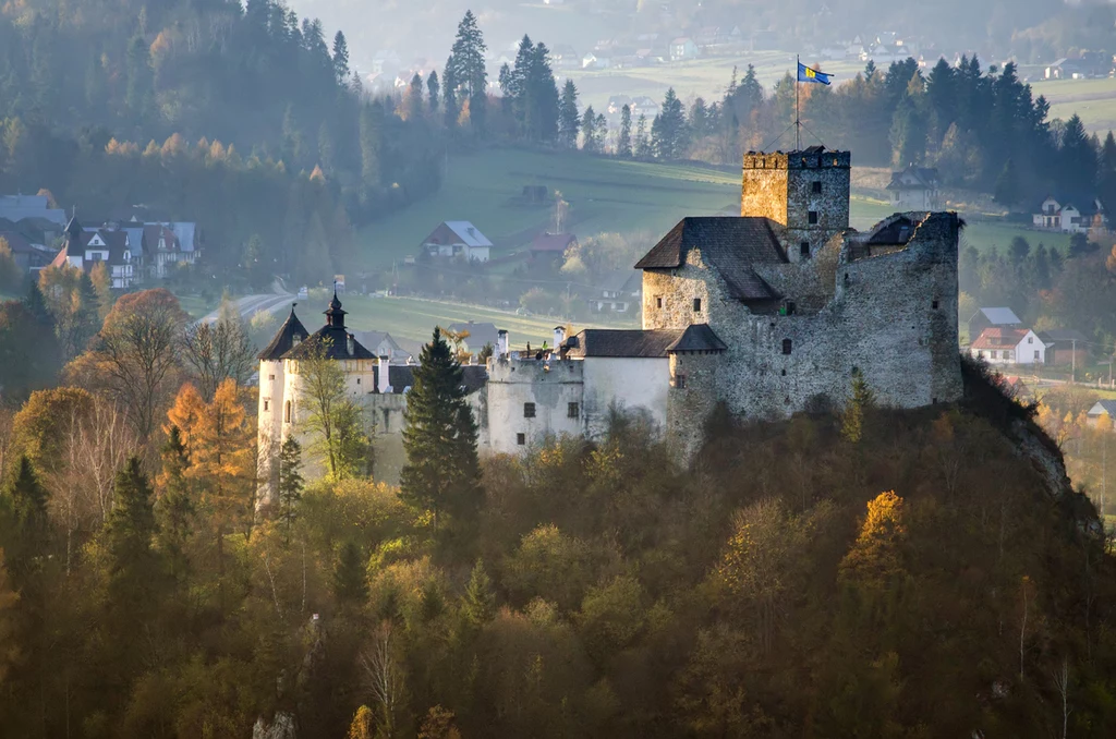 Zamek w Niedzicy w jesiennej scenerii