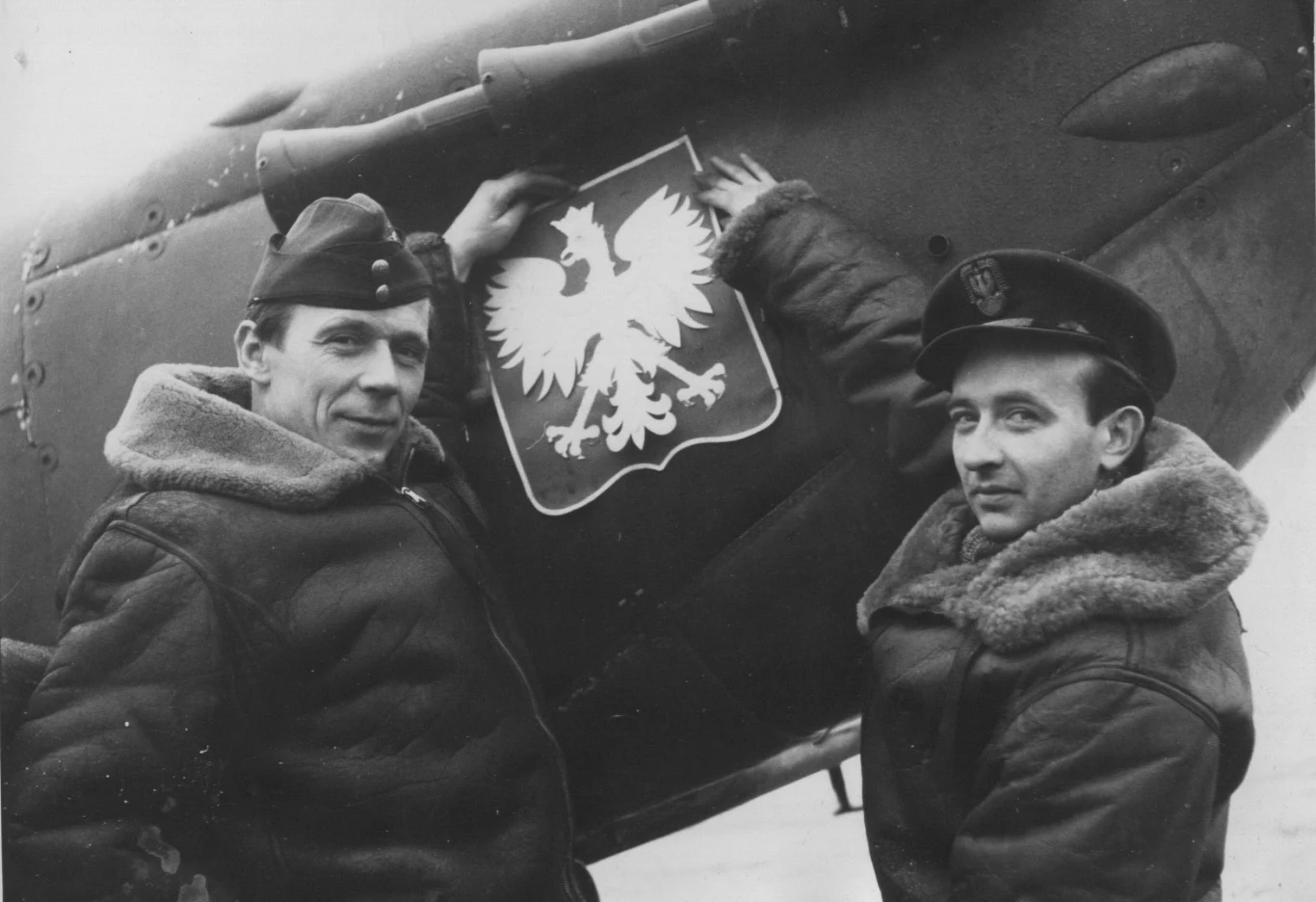 Tadeusz Czerwiński i Stanisław Skalski, jedni z polskich pilotów biorących udział w bitwie o Anglię Tadeusz Czerwiński i Stanisław Skalski, jedni z polskich pilotów biorących udział w bitwie o Anglię