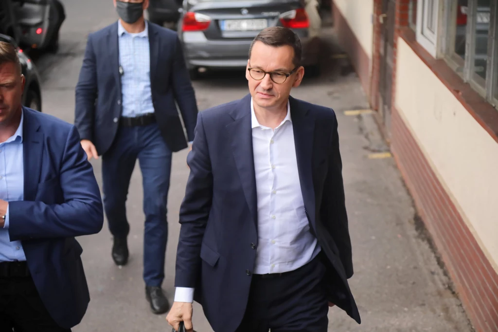 Premier Mateusz Morawiecki przed siedzibą Prawa i Sprawiedliwości przy ulicy Nowogrodzkiej w Warszawie Premier Mateusz Morawiecki przed siedzibą Prawa i Sprawiedliwości przy ulicy Nowogrodzkiej w Warszawie