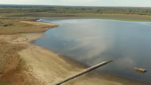 W Jeziorze Jańsko zamiast ponad dwóch metrów wody zostało maksymalnie 60 cm.