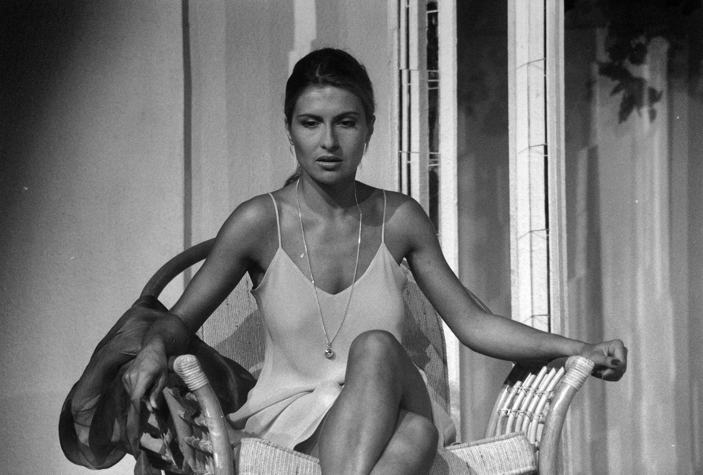 Katarzyna Skrzynecka urodziła się 3 grudnia 1970 roku. Po zdaniu matury w XVII Liceum Ogólnokształcącym w Warszawie wyjechała na stypendium do Paryża. 