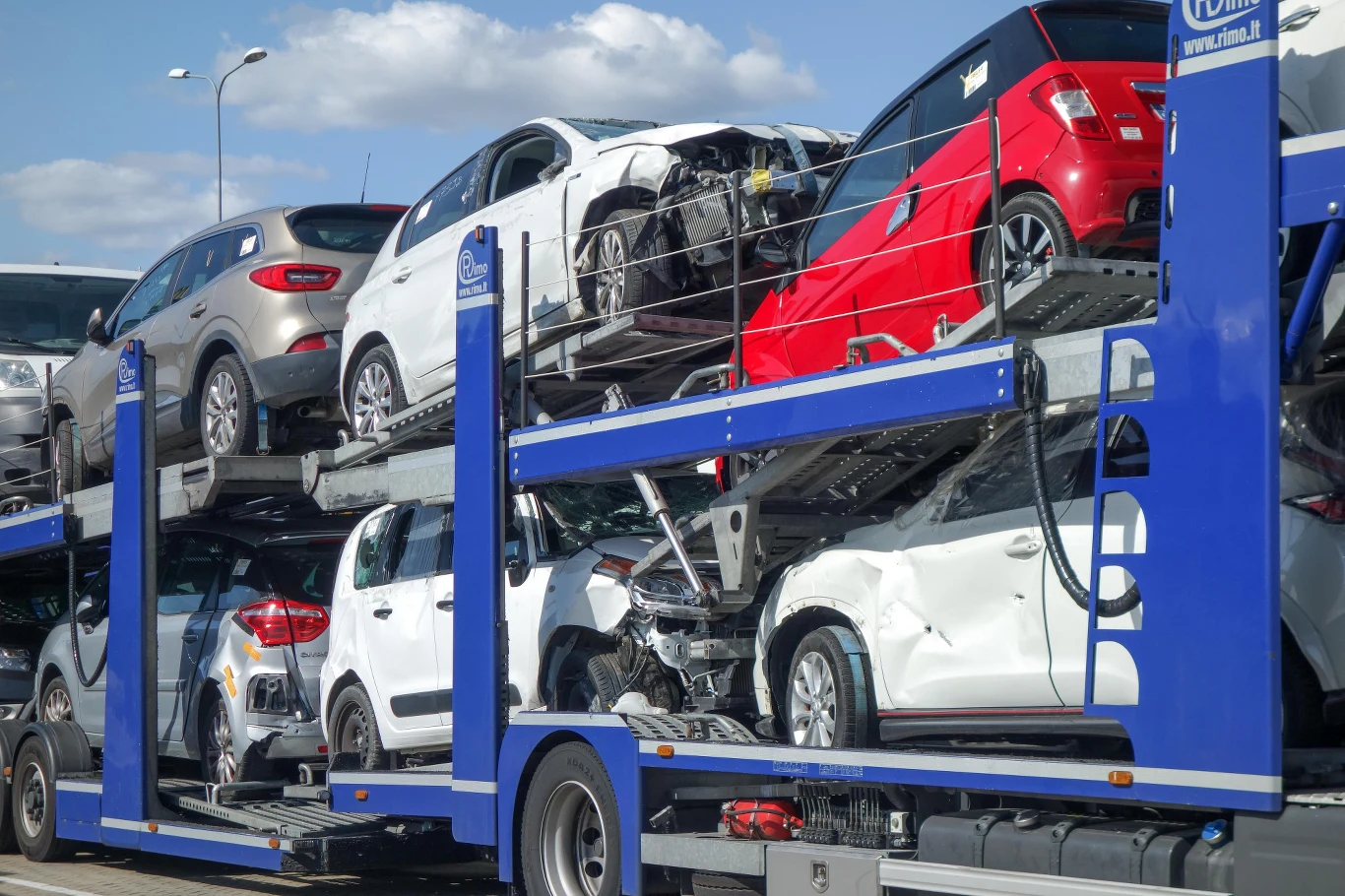 Import aut używanych powinien być uregulowany. Nie powinno się wpuszczać wraków, ale uderzanie na oślep akcyzą nie spowoduje, że Polacy ruszą po średnio 6-krotnie droższe nowe auta! Import aut używanych powinien być uregulowany. Nie powinno się wpuszczać wraków, ale uderzanie na oślep akcyzą nie spowoduje, że Polacy ruszą po średnio 6-krotnie droższe nowe auta!
