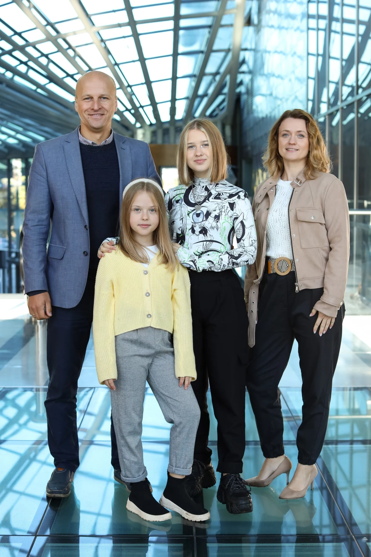 Ala Tracz mieszka w małej miejscowości Stojeszyn Pierwszy (woj. lubelskie) z rodzicami i siostrą Olą. Jest uczennicą klasy czwartej szkoły podstawowej w Potoku Wielkim. Jej mama Anna opiekuje się profilami młodej wokalistki w mediach społecznościowych.