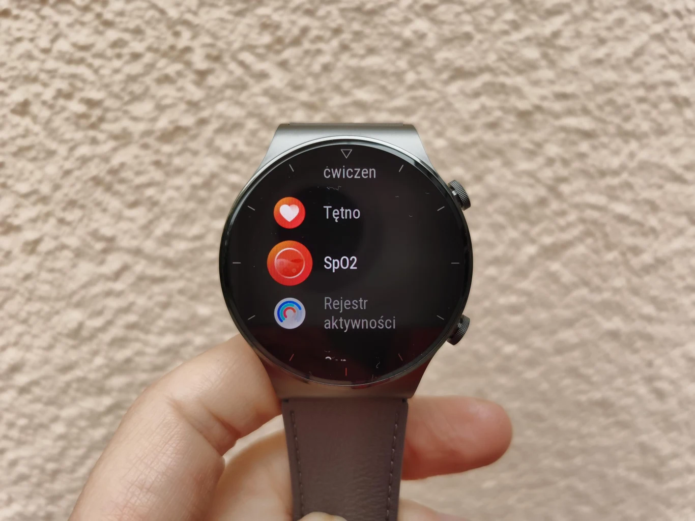 Zegarek ma kilka przydatnych funkcji dla osób dbających o swój stan zdrowia – możemy dzięki niemu zmierzyć tętno, poziom stresu, monitorować czas i fazy snu. Co istotne, zegarek monitoruje również poziom saturacji, czyli natlenienia krwi oraz maksymalny pułap tlenowy, czyli maksymalną ilość tlenu, jaką można pobrać podczas treningu.