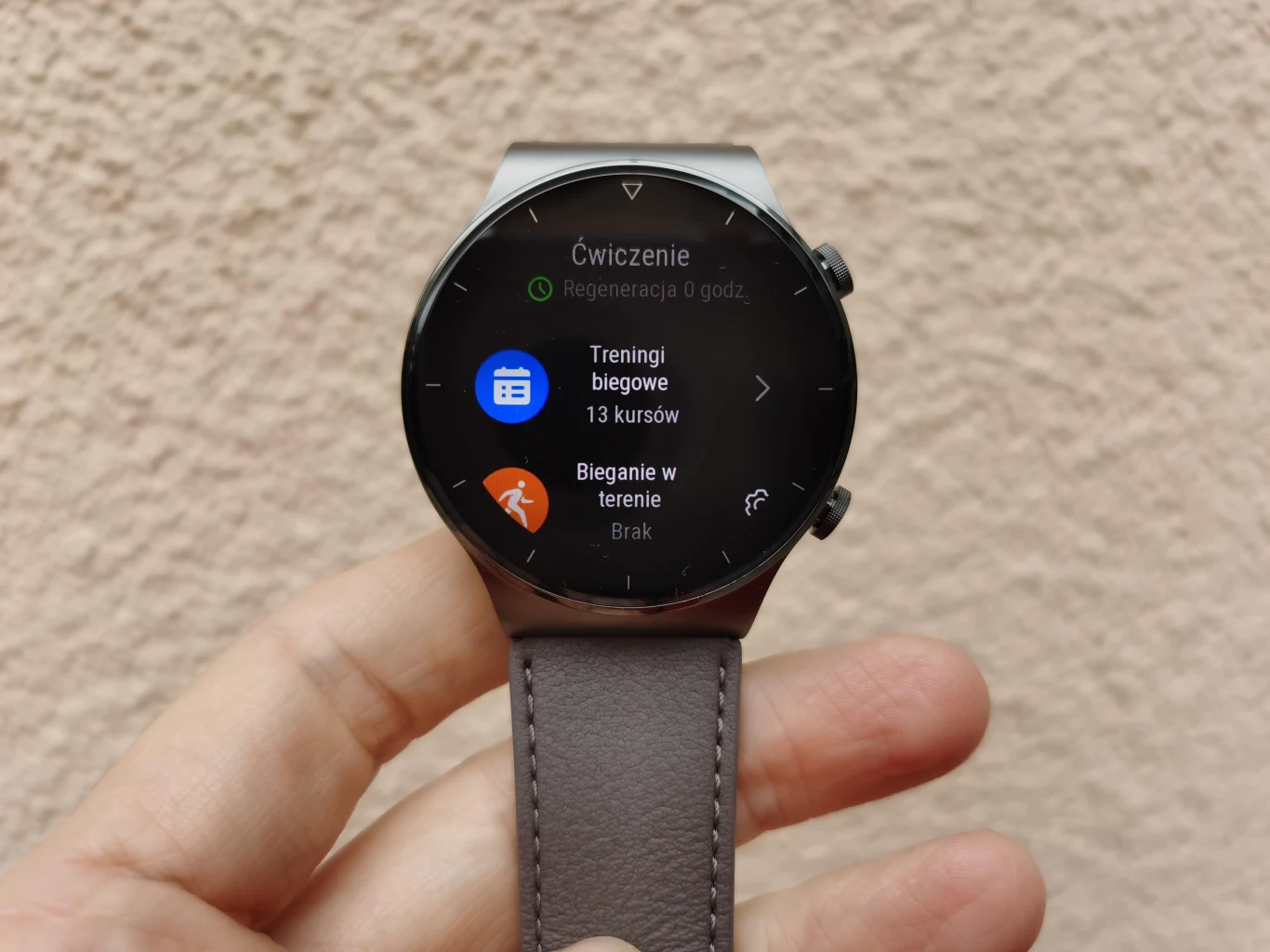 Opcje dla osób prowadzących aktywny tryb życia to rzeczywiście mocna strona Watch GT 2 Pro. Zegarek w sumie obsługuje 100 trybów sportowych. Smartwatch rejestruje też dystans, spalane kalorie, tętno, tempo, a także zmieniający się poziom wysiłku aerobowego i anaerobowego. W pamięci telefonu znajdziemy również zapisane gotowe programy treningowe.