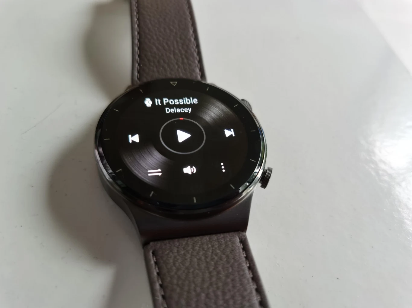 Smartwatch ma wbudowane 4 GB pamięci wewnętrznej, można je przeznaczyć na wgranie tarcz, zrzucenie do pamięci plików MP3 (jedyny format muzyczny obsługiwany przez zegarek) i wgranie aplikacji. Niestety, dodatkowe aplikacje tak naprawdę nie istnieją. Pozostaje nam to, co oferuje zegarek.