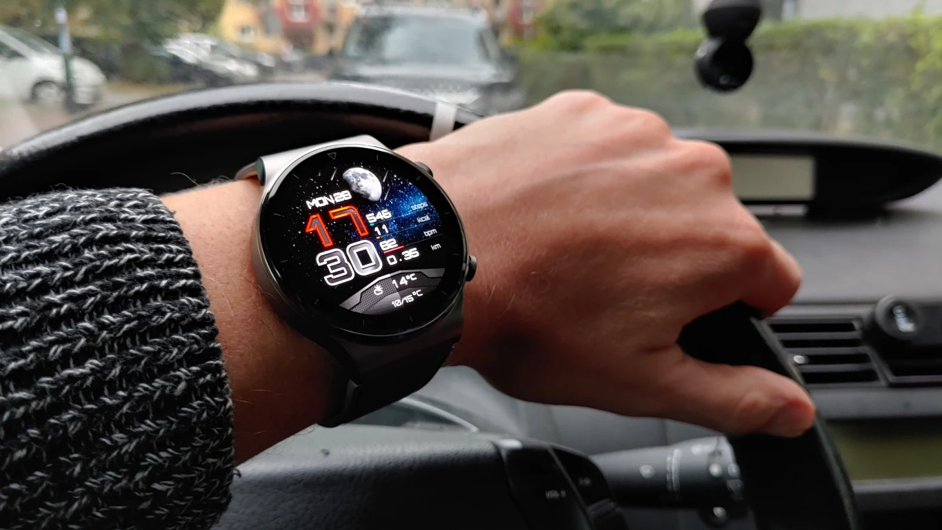 Watch GT 2 Pro – za sprawą wbudowanego mikrofonu i głośniczka – sprawdzi się nie tylko w przypadku słuchania muzyki, ale może pełnić rolę zestawu głośnomówiącego w samochodzie lub generalnie, zastąpi telefon (oczywiście ten ostatni musi pozostawać w zasięgu zegarka). Urządzenie pewni również rolę zdalnej migawki dla aparatu. 