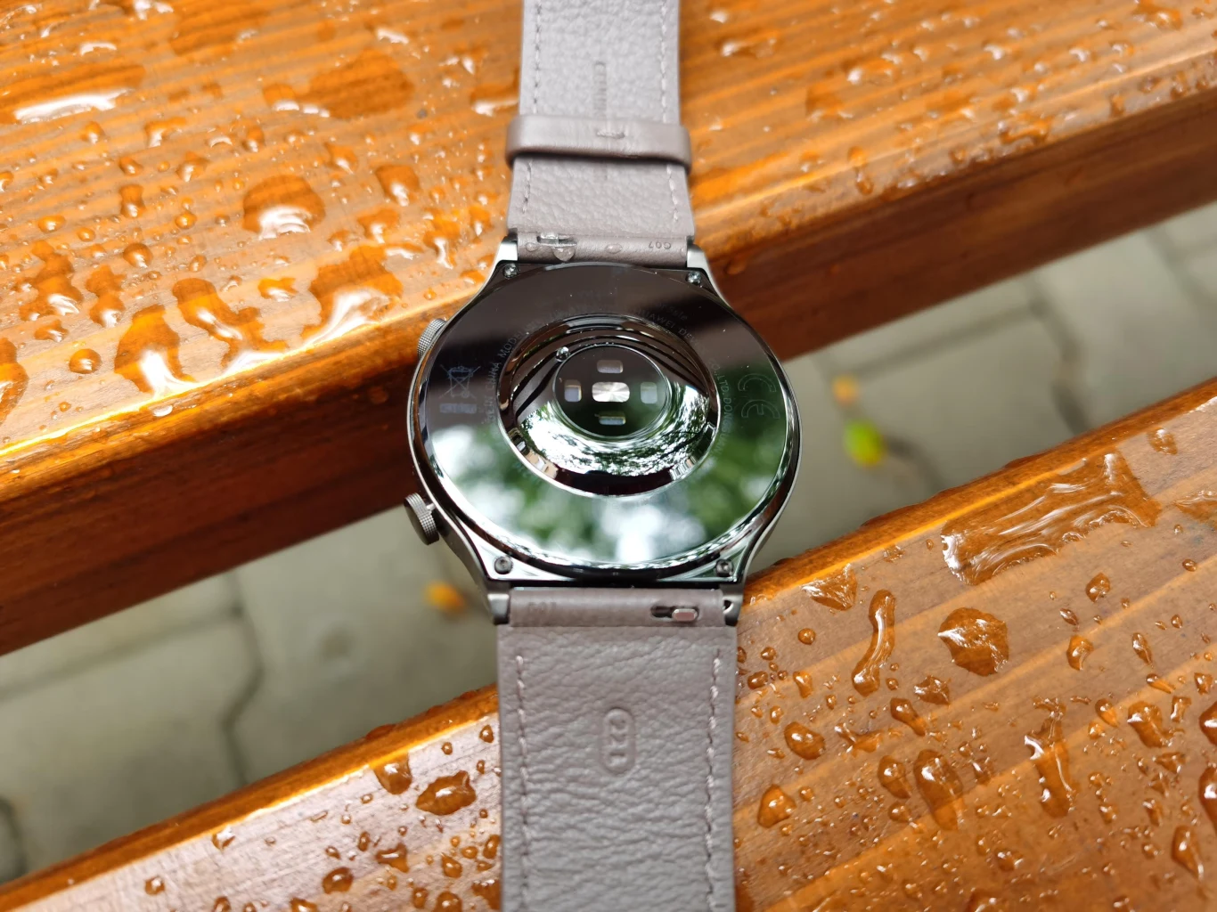 Tylna cześć obudowy ma ceramiczne elementy