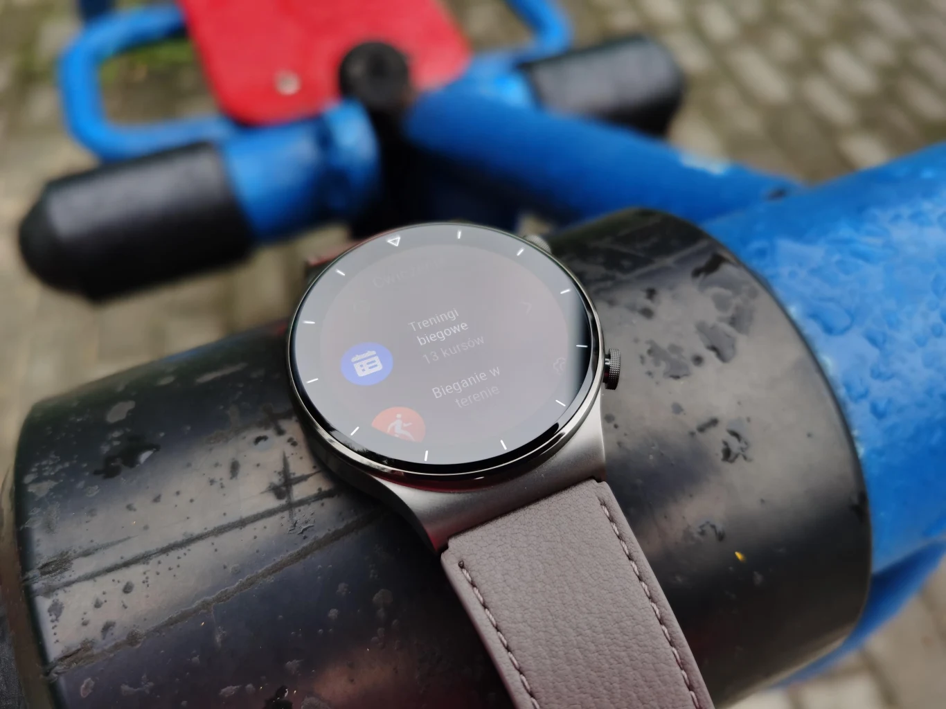 Pozostając jeszcze w temacie systemu operacyjnego – zegarek działa w oparciu o autorski Huawei Lite OS. Ma to swoje dobre strony, bo ta sama firma robiąca hardware i software może dostarczyć lepiej zoptymalizowany produkt. Są również minusy, jak wspomniany brak apek. W przypadku zegarka Huaweia niemożliwość skorzystania z innych aplikacji fitness, apek muzycznych czy nawigacji to duży minus. 